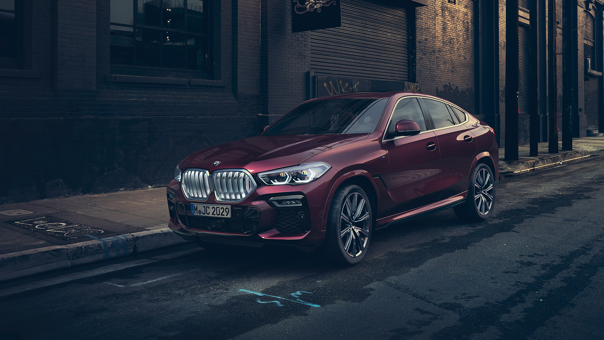 Екстер’єр BMW X6 Individual. BMW X6 Individual, вид спереду з поворотом в три чверті.