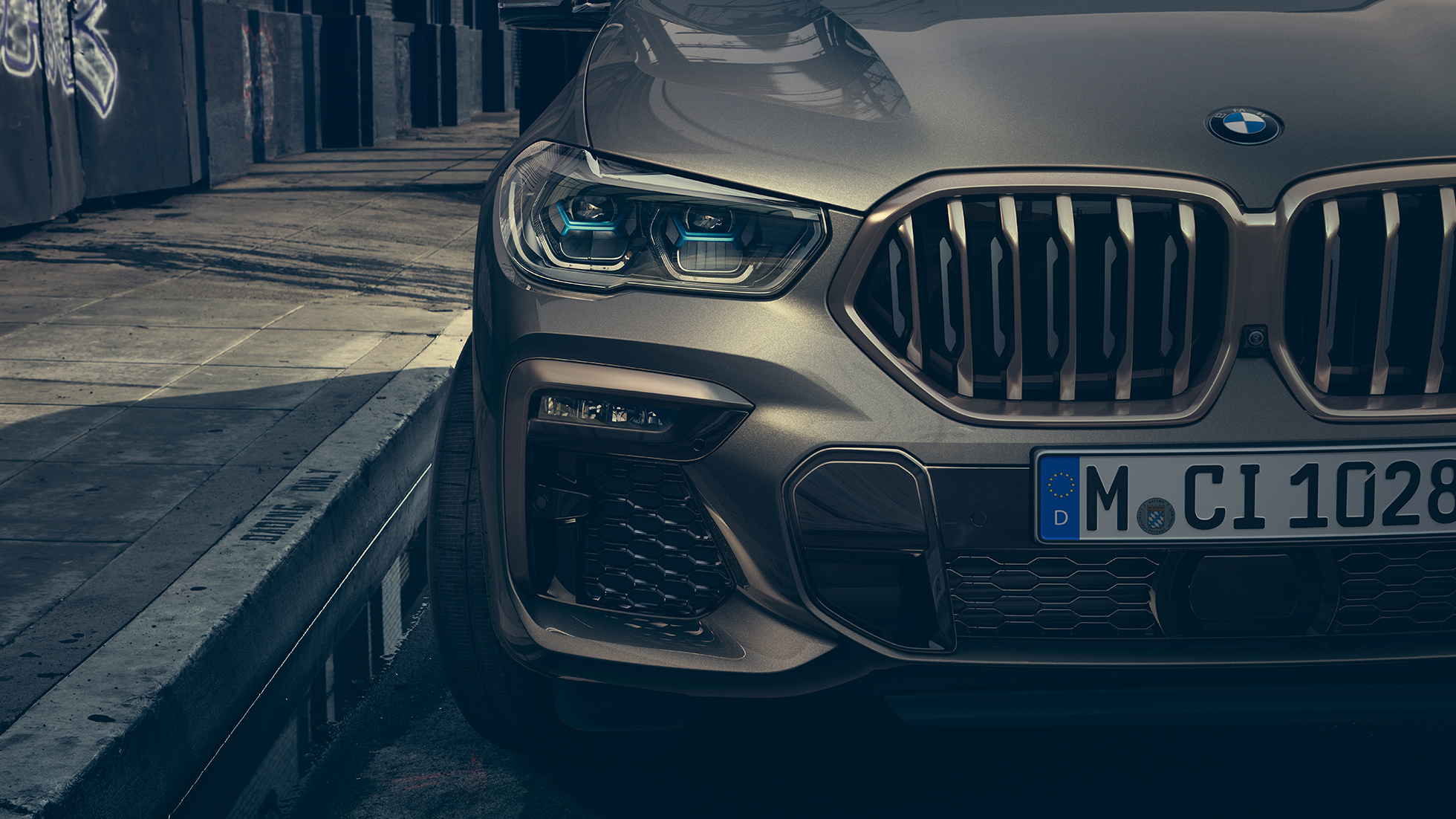 Лазерні фари BMW. Крупний план BMW X6 з акцентом на лазерні фари.