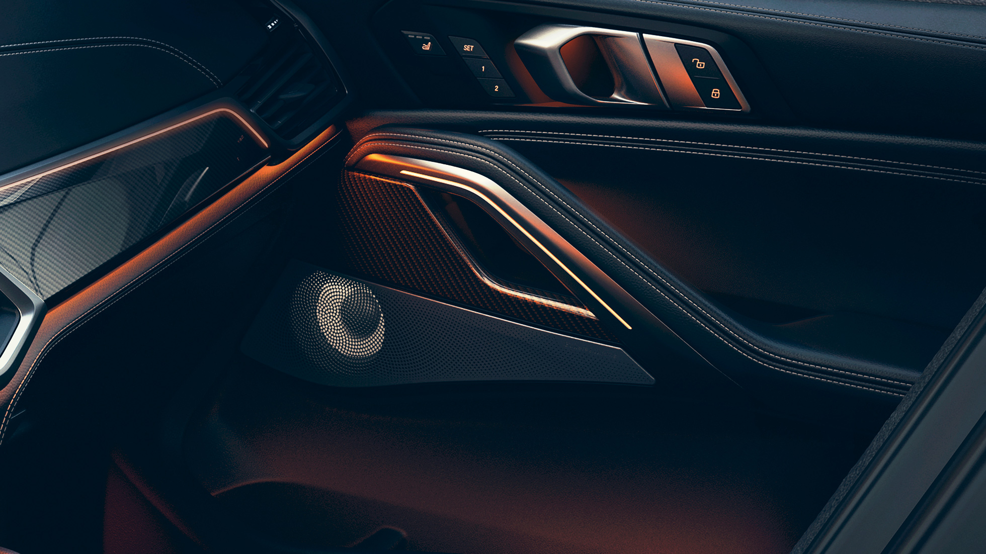 Динамік BMW X6. Крупний план салону BMW з акцентом на динамік.