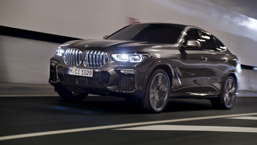 Вид спереду на три чверті BMW X6 G06 2019 BMW X6 G06 2019, вид спереду на три чверті при їзді в серед міста