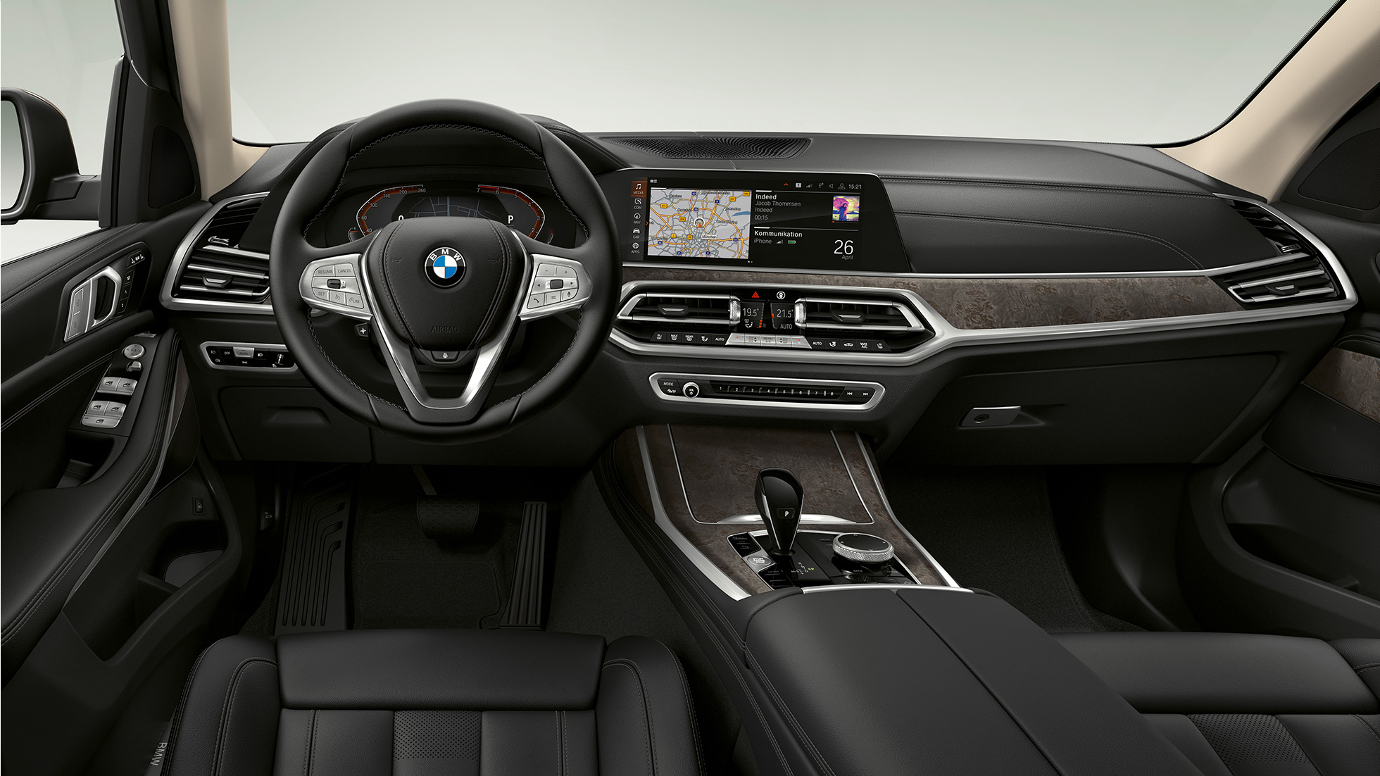 BMW X7, водительская кабина стандартного оборудования Передний крупный план кабины водителя BMW X7 со стандартными особенностями оборудования