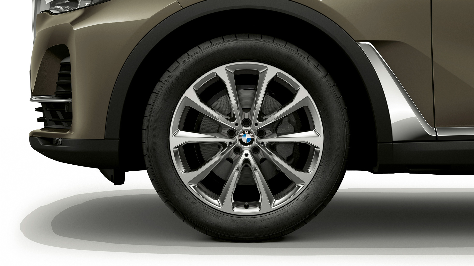 BMW X7, легкосплавные диски стандартного оборудования Крупный план легкосплавного диска BMW X7 со стандартными особенностями оборудования