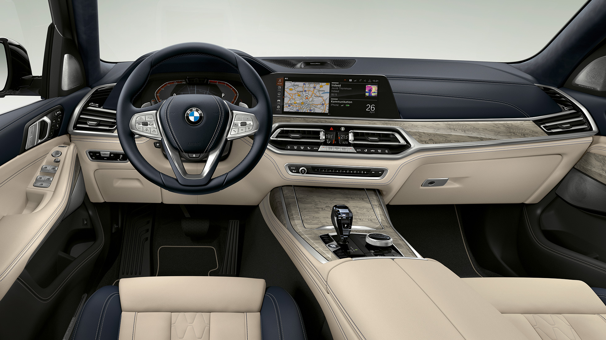 BMW X7, Design Pure Excellence Кокпит Передний крупный план кабины водителя BMW X7 с Design Pure Excellence особенностями