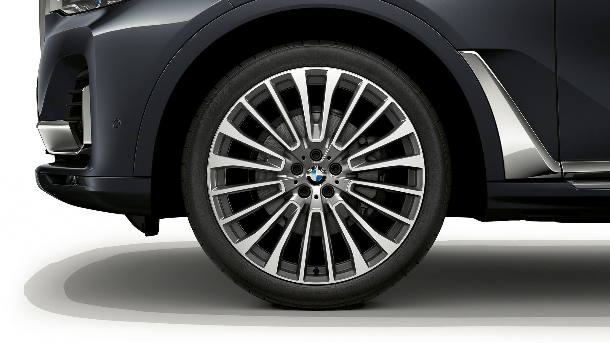 BMW X7, Design Pure Excellence легкосплавные диски Крупный план легкосплавного диска BMW X7 с особенностями BMW X7 Design Pure Excellence