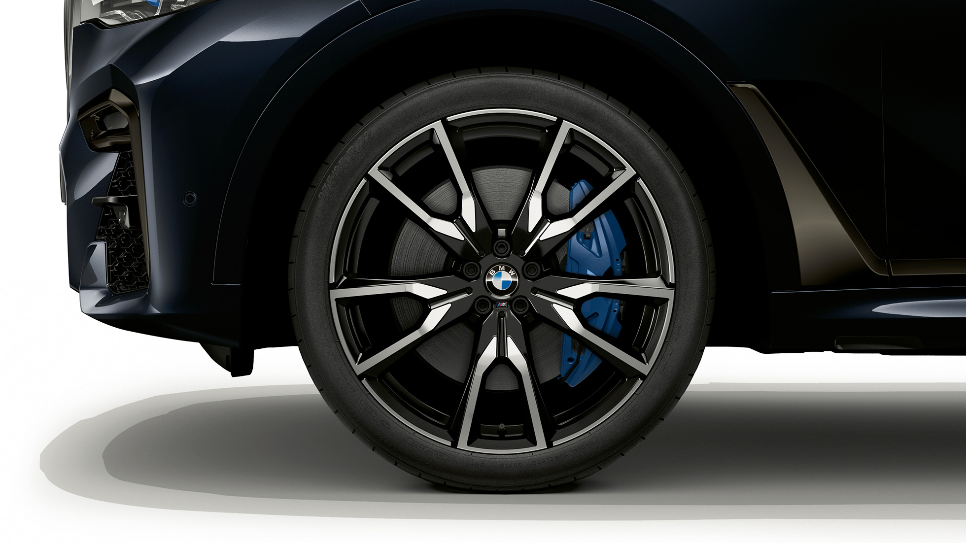 BMW X7, BMW Individual X7 40i xDrive легкосплавний диск Крупний план легкосплавного колеса BMW X7 з особливостями BMW Individual X7 40i xDrive