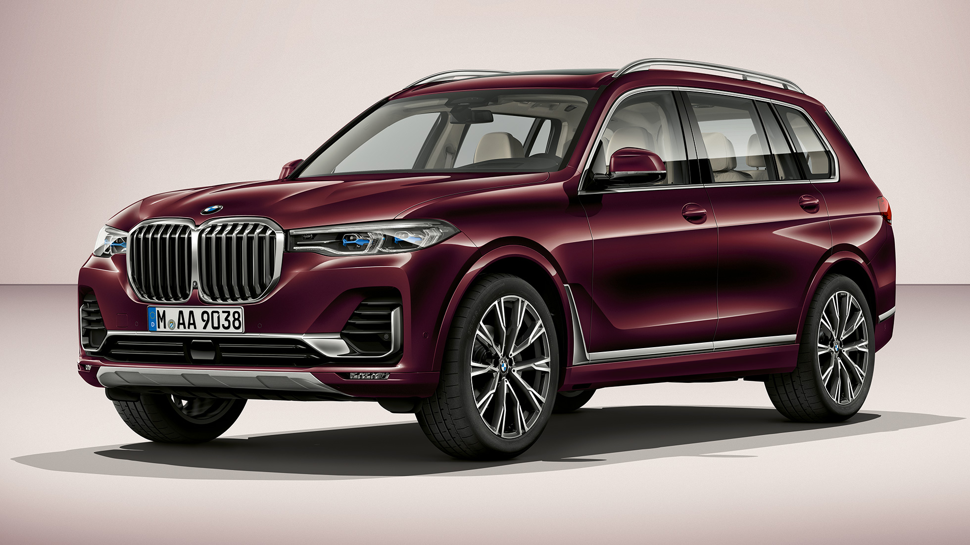 BMW X7 Пакет M Sport Студійний знімок BMW X7 вид спереду три чверті в пакеті M Sport