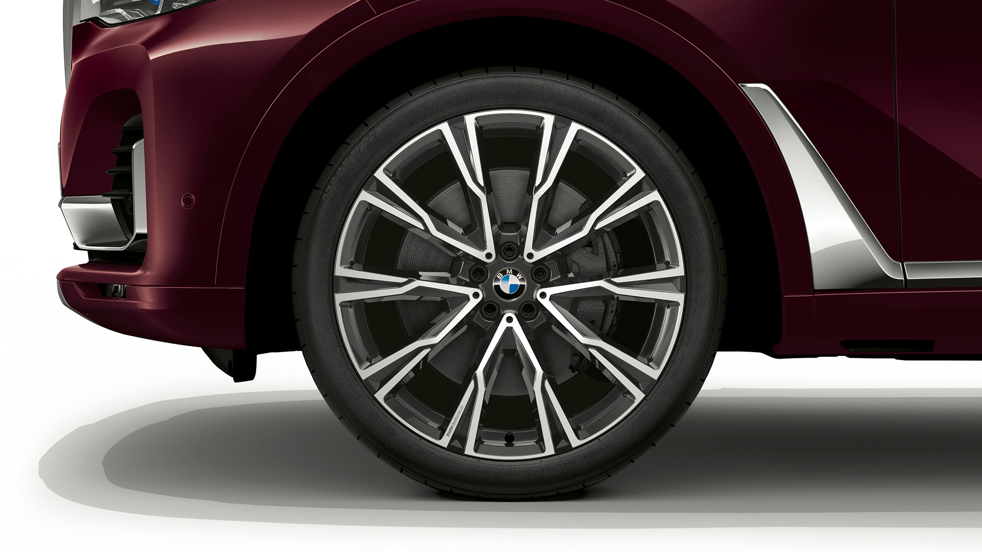 BMW X7, легкосплавное колесо пакета M Sport Крупный план легкосплавного колеса BMW X7 с особенностями пакета M Sport