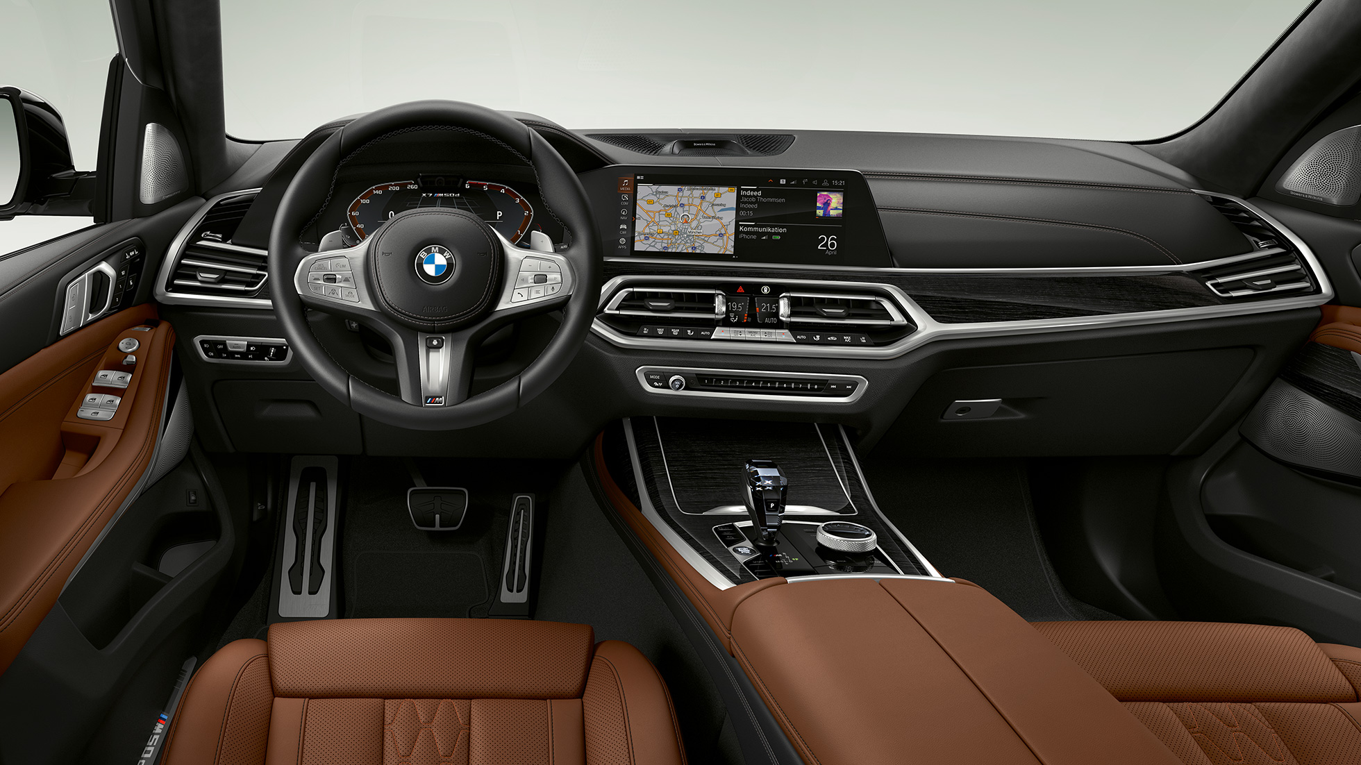 BMW X7, BMW X7 M50d кабіна водія Передній крупний план кабіни водія BMW X7 з особливостями BMW X7 M50d