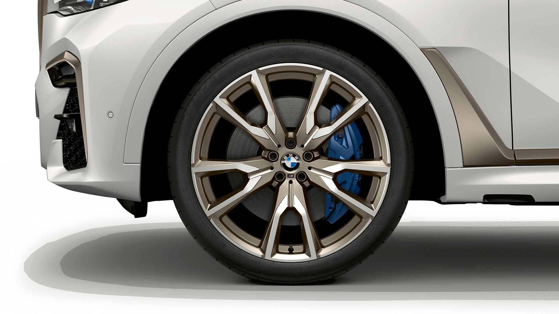 BMW X7, BMW X7 M50d легкосплавные диски Крупный план легкосплавных дисков BMW X7 в комплектации BMW X7 M50d