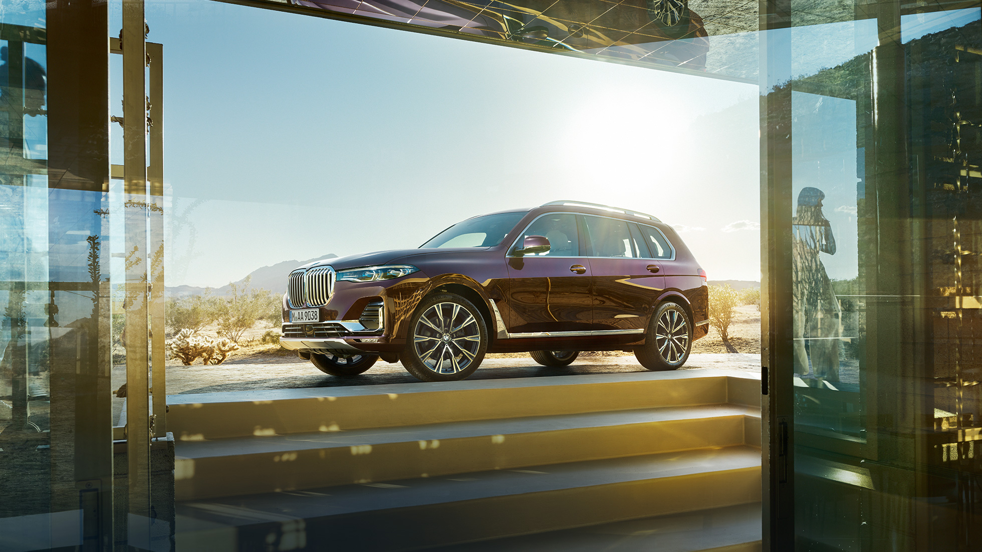BMW X7 в Ametrin Metallic, стоящий сбоку BMW X7 в Ametrin Metallic, стоящий сбоку