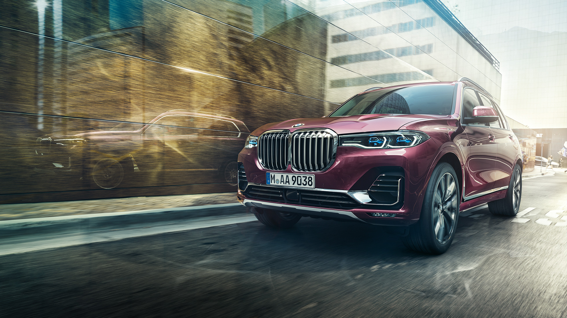 BMW Individual X7 40i xDrive, вид спереди три четверти BMW X7 цвета Ametrin металлик в движении, вид спереди три четверти