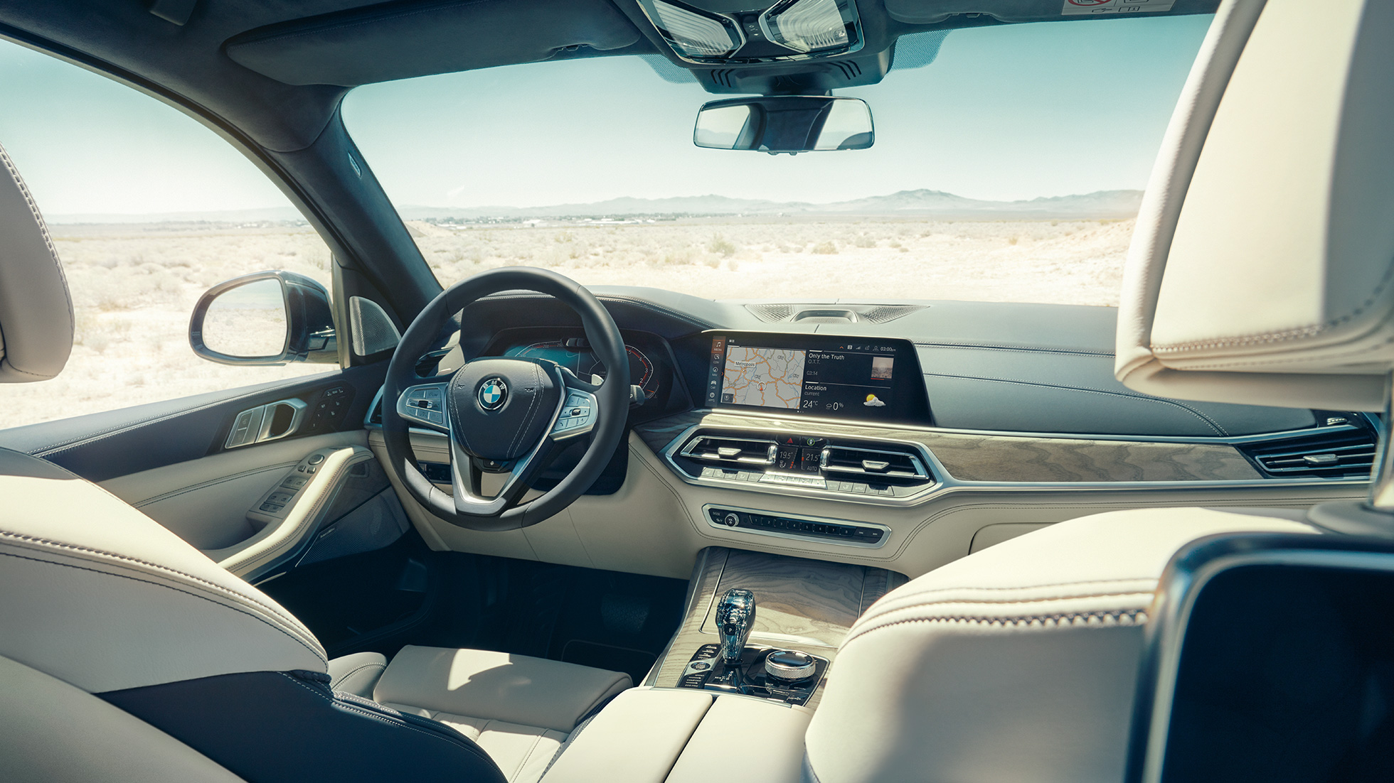 BMW Live Cockpit Professional BMW Live Cockpit Professional: вид сзади на первый ряд сидений с видом на рулевое колесо и приборную панель