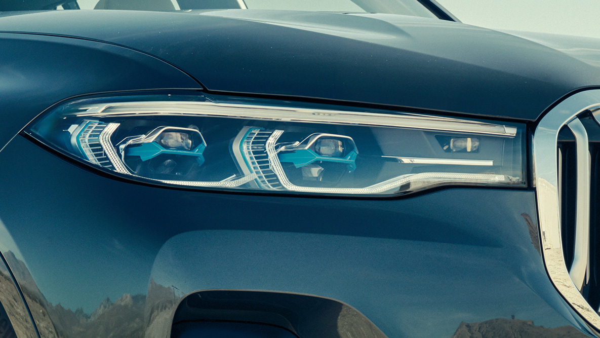 BMW laser light BMW laser light: крупный план передней части BMW X7 в виде три четверти