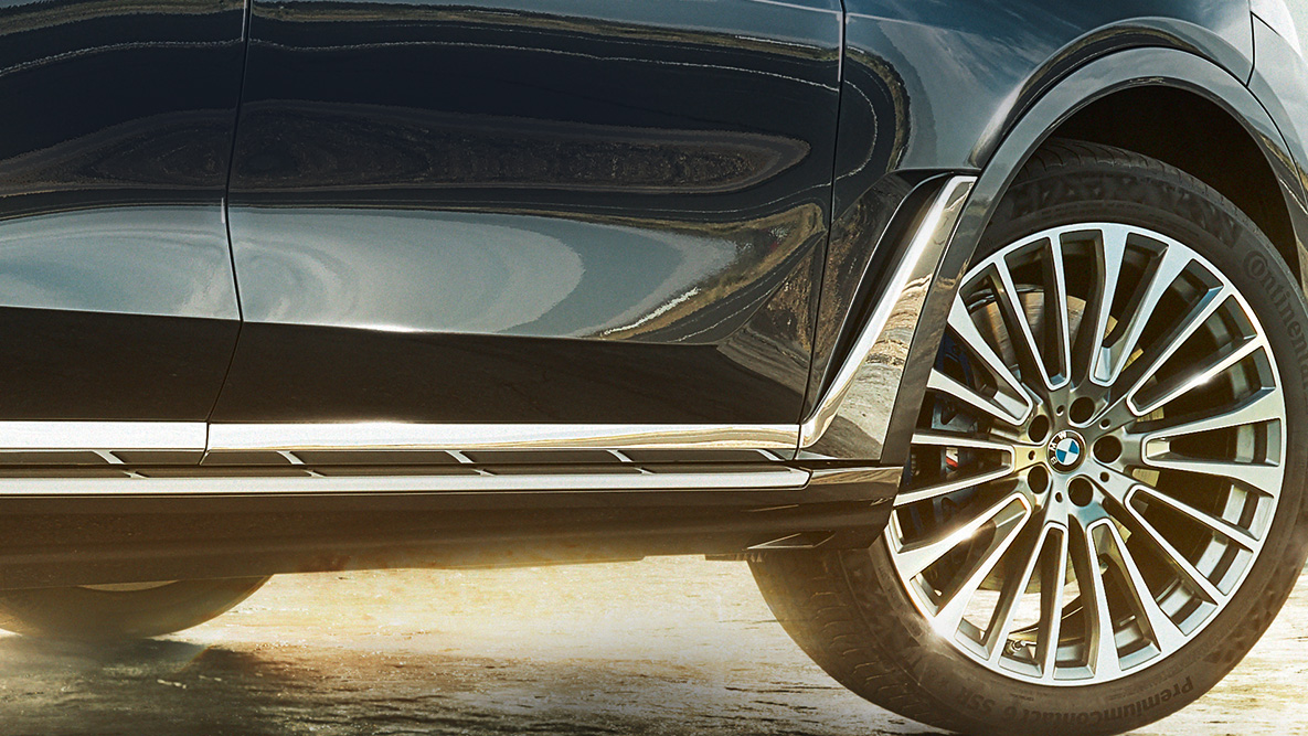 Air Breather BMW X7 Air Breather: BMW X7 под наклоном сбоку на фоне пустыни