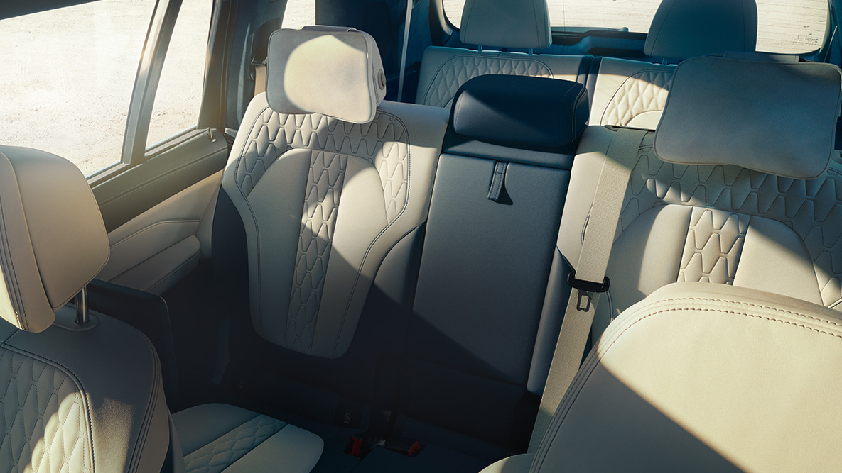 BMW X7 сиденья Наклонный вид сверху на семь мест BMW X7