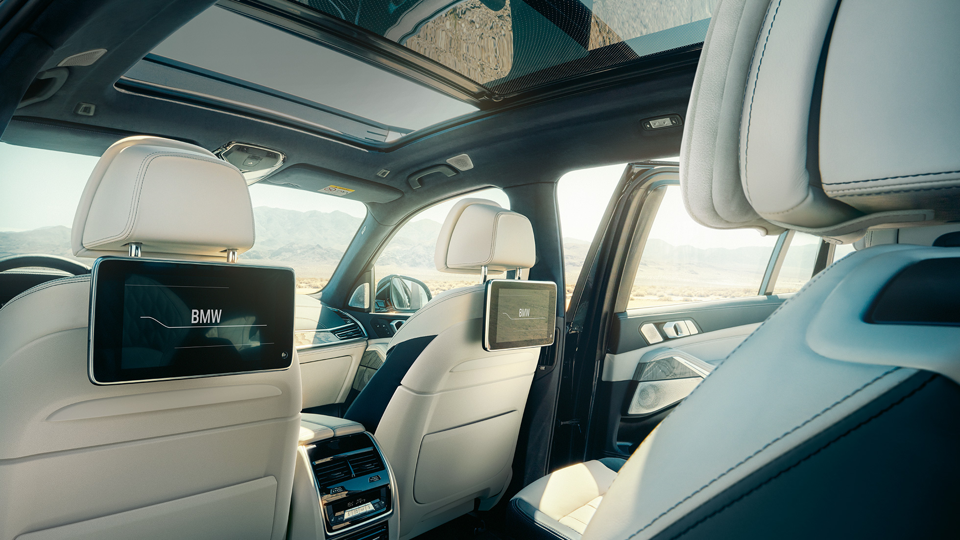 BMW X7 интерьер BMW X7 интерьер: перспектива с третьего ряда сидений