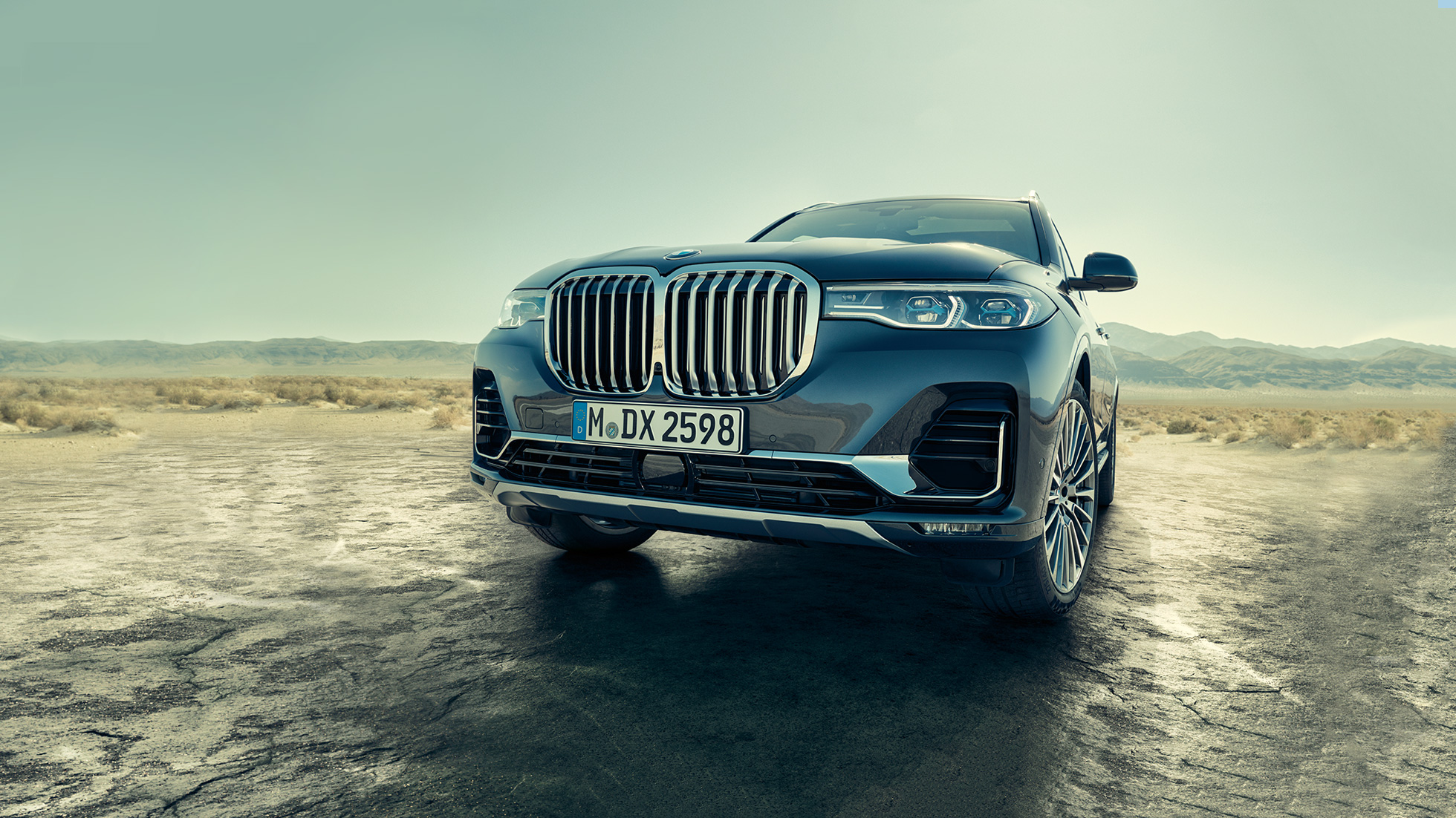 BMW X7 внешний вид: наклонный низкоуровневый снимок BMW X7 внешний вид: наклонный низкоуровневый снимок передней части