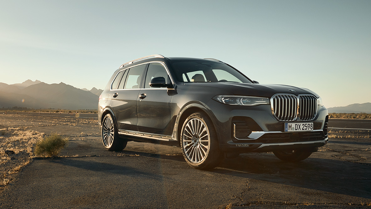 Executive Drive Pro Executive Drive Pro: BMW X7 вид спереди три четверти, на фогне пустыни