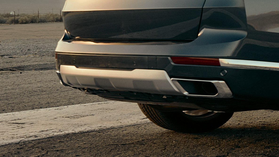 Спортивная выхлопная система М Крупный план задней части BMW X7 с фокусом на спортивную выхлопную систему M