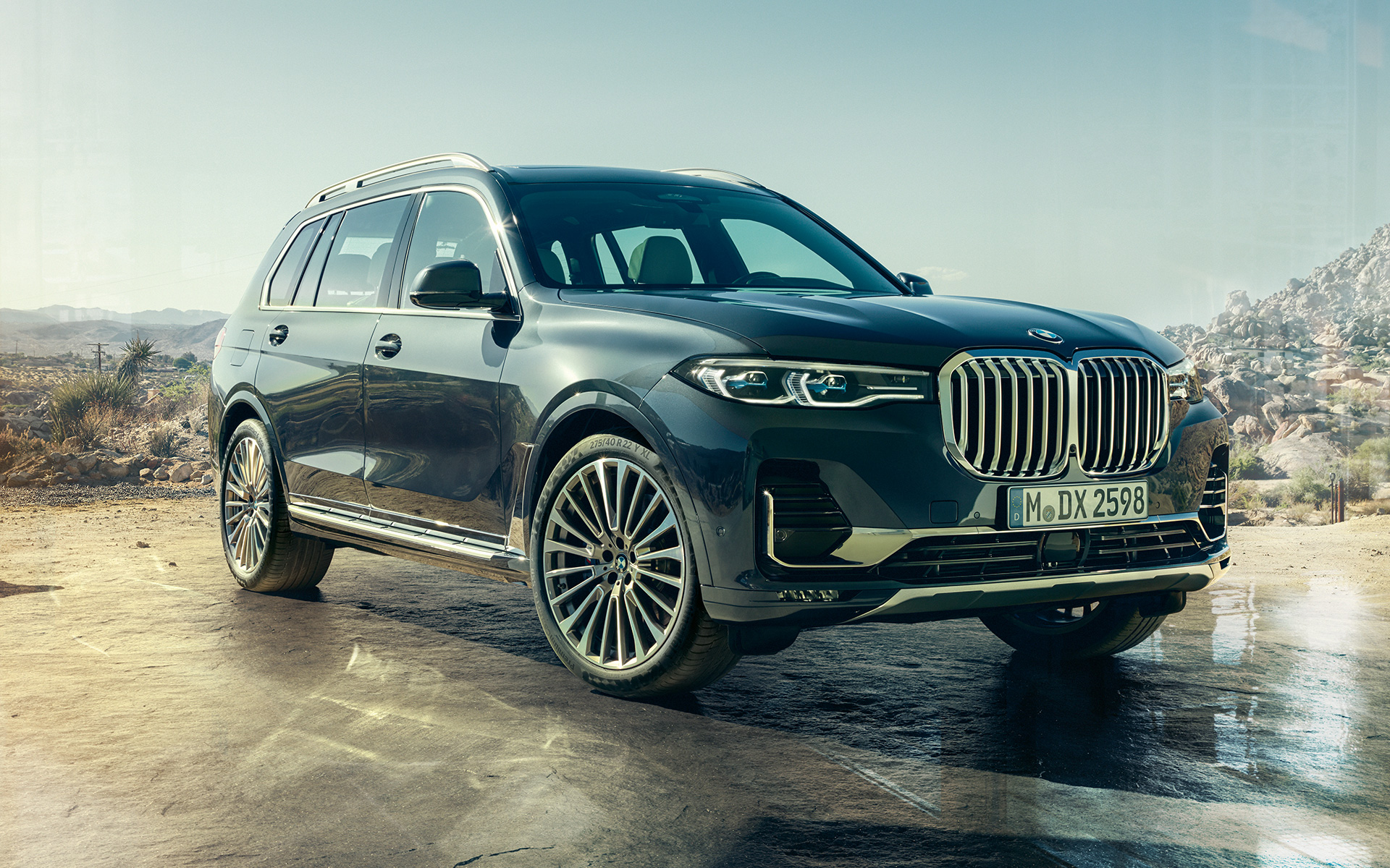 Вид ззовні вид на три чверті BMW X7 G07 2019 BMW X7 G07 2019, вид ззовні на три передні чверті серед пустелі
