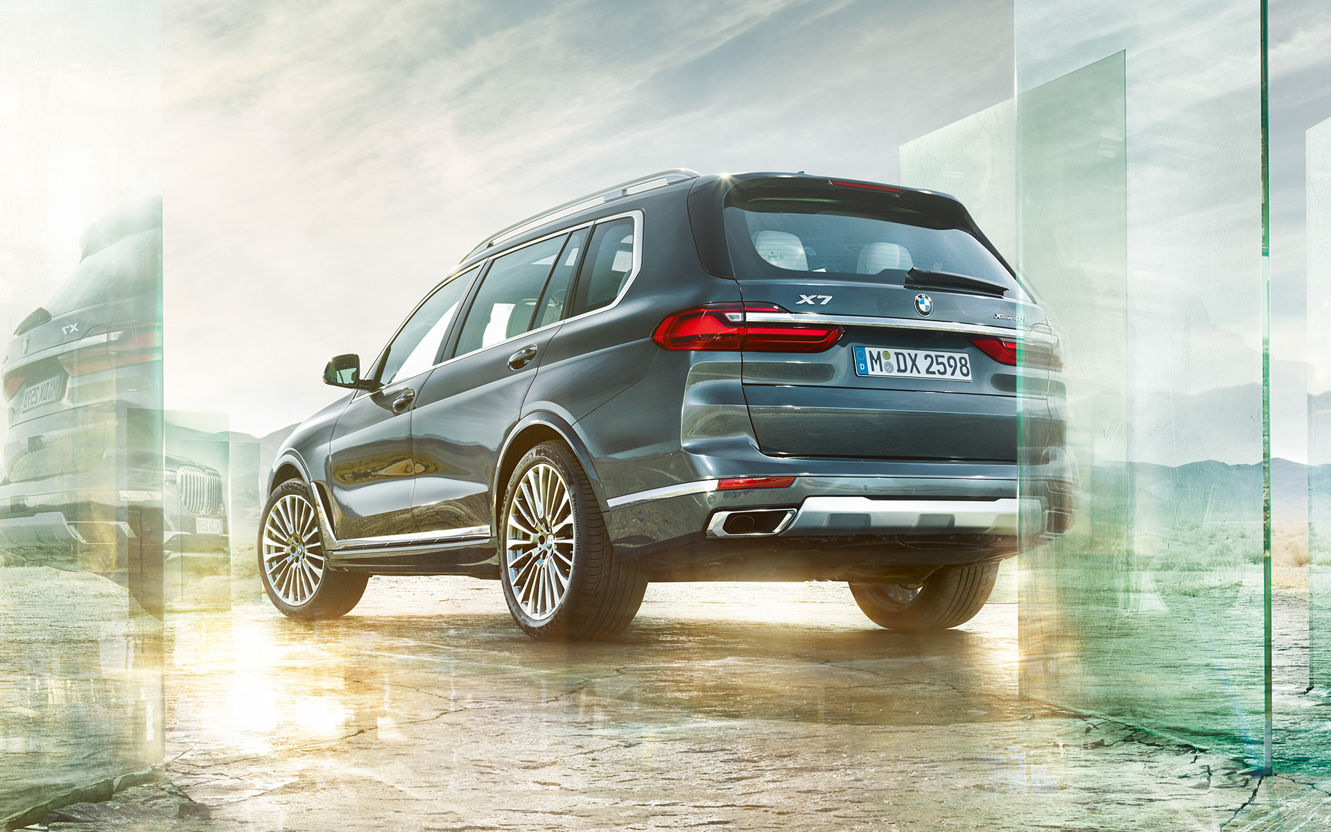 BMW X7 G07 2019, вид ззаду в три чверті, знімок з низького кута BMW X7 G07 2019, вид ззаду в три чверті, знімок з низького кута