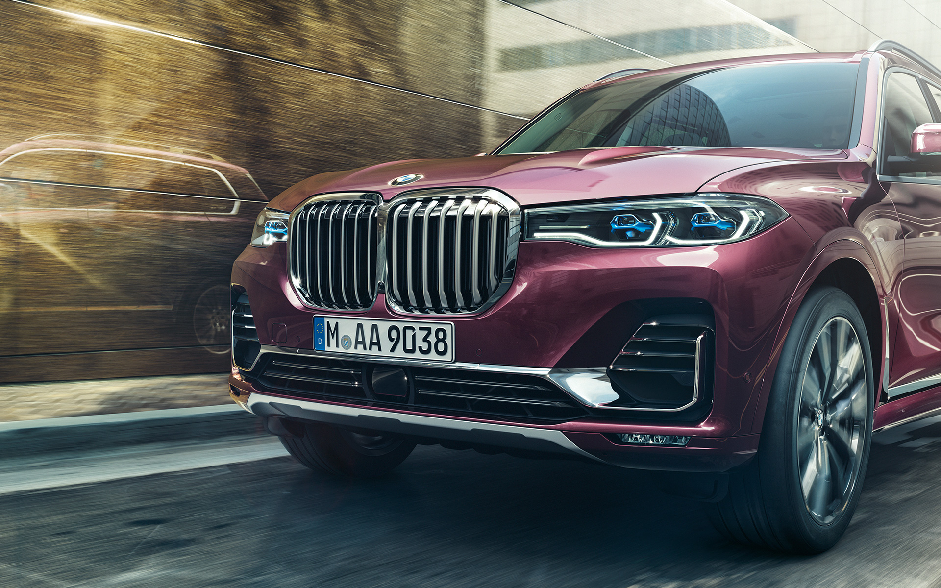 BMW X7 xDrive40i G07 2018 ametrin metallic, вид на передні три чверті під час руху BMW X7 xDrive40i G07 2018 ametrin metallic, вид на передні три чверті під час руху