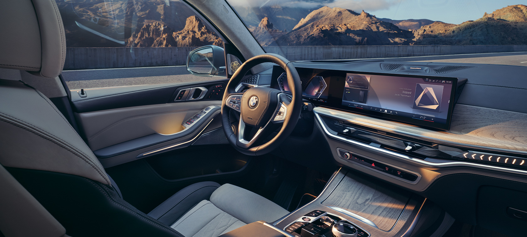 Вид на салон з боку пасажира BMW X7 G07 LCI Вид на салон з вигнутим дисплеєм BMW з боку пасажира BMW X7 G07 LCI