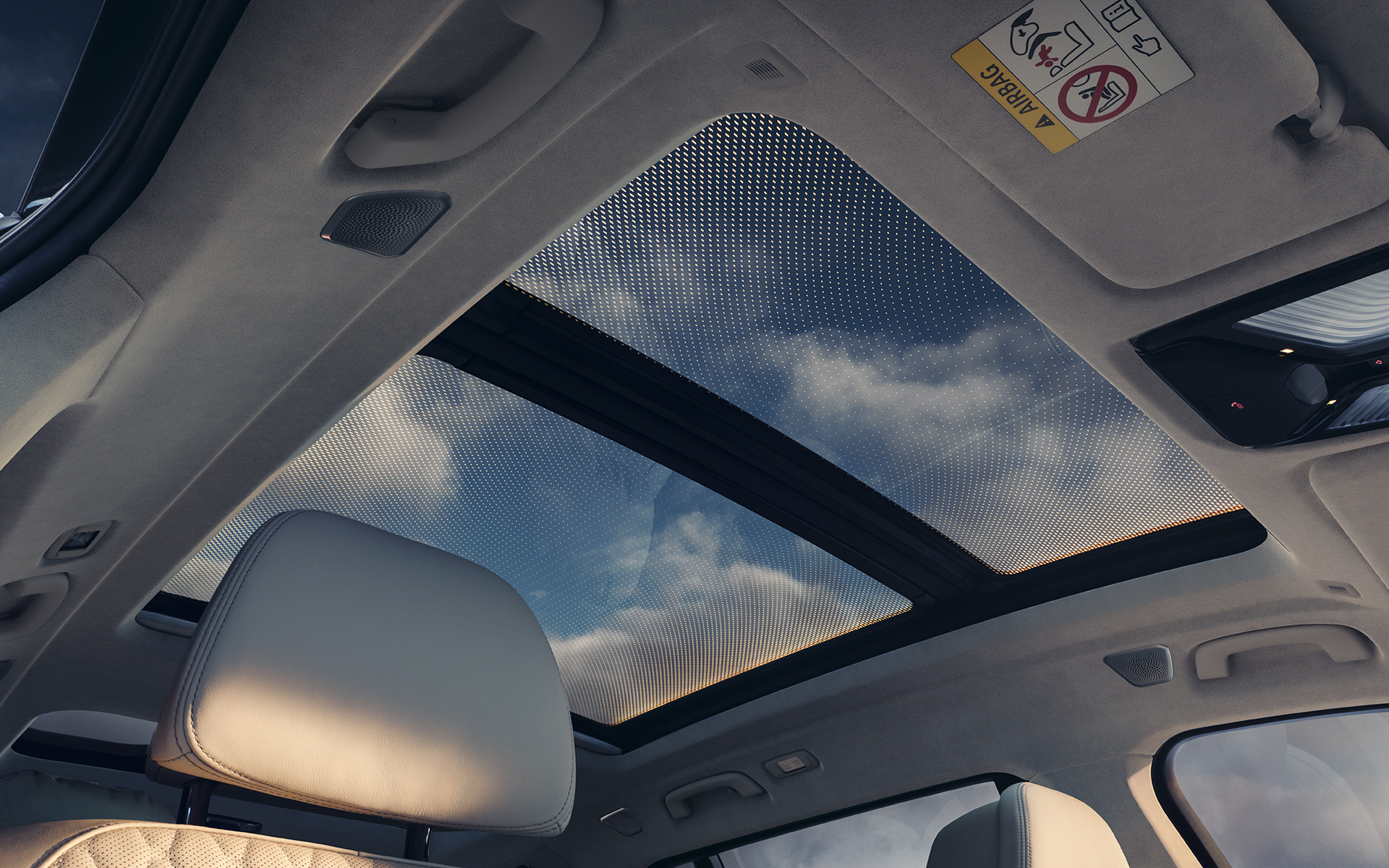 Панорамний скляний дах Sky Lounge вид з салону на дах BMW X7 G07 LCI