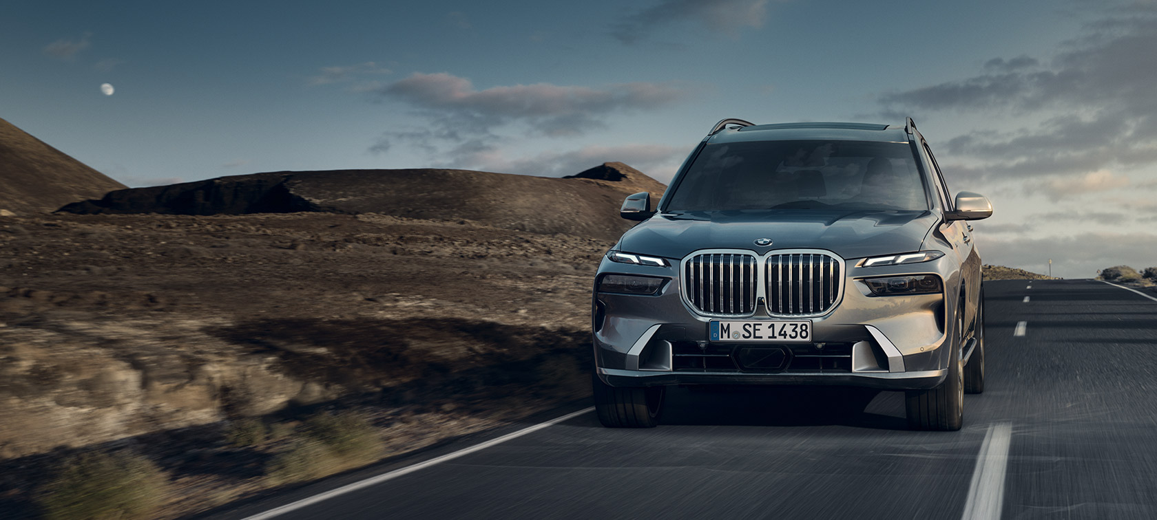 BMW X7 G07 LCI 7/8, вид спереду в русі, Sparkling Copper Grey металік