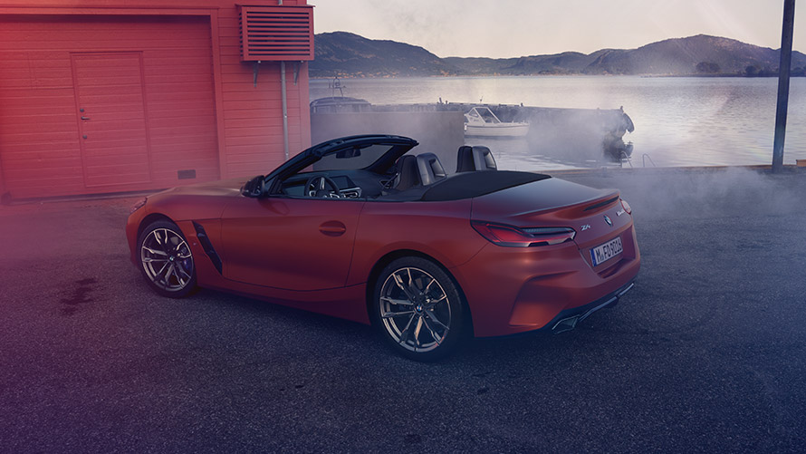 BMW Z4 First Edition в движении BMW Z4 First Edition в движении вид сзади на горной дороге