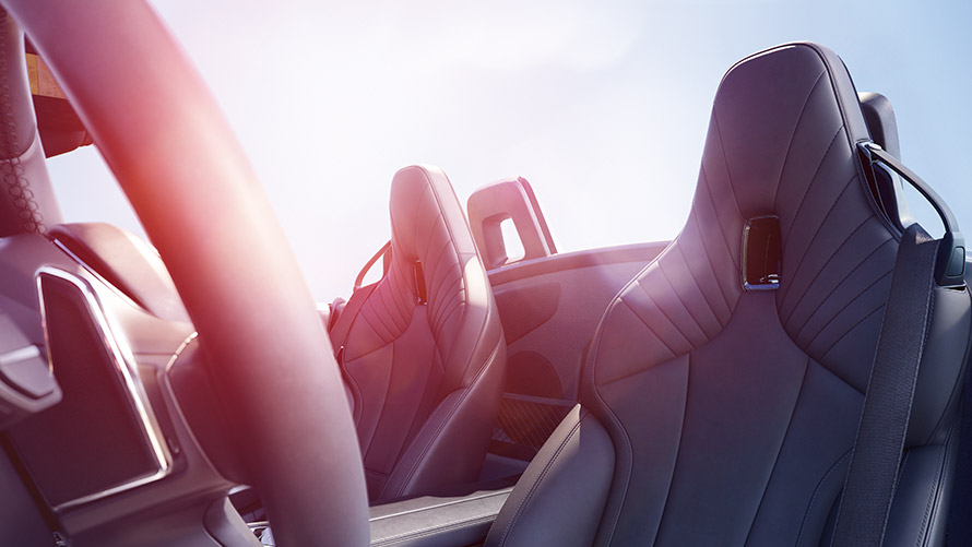 Фото интерьера BMW Z4 First Edition Фото интерьера BMW Z4 First Edition с открытым верхом, рулевым колесом и сиденьями