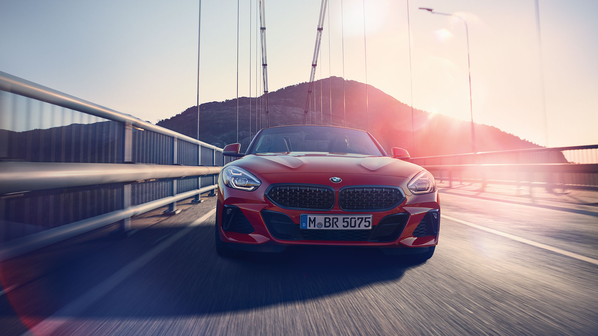 BMW Z4 Родстер на мосту Снимок спереди BMW Z4 Родстер на мосту