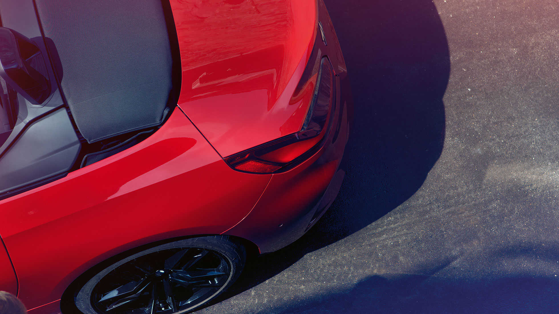 BMW Z4 Родстер задняя часть и колеса Вид с высоты птичьего полета на заднюю часть и колеса BMW Z4 Roadster