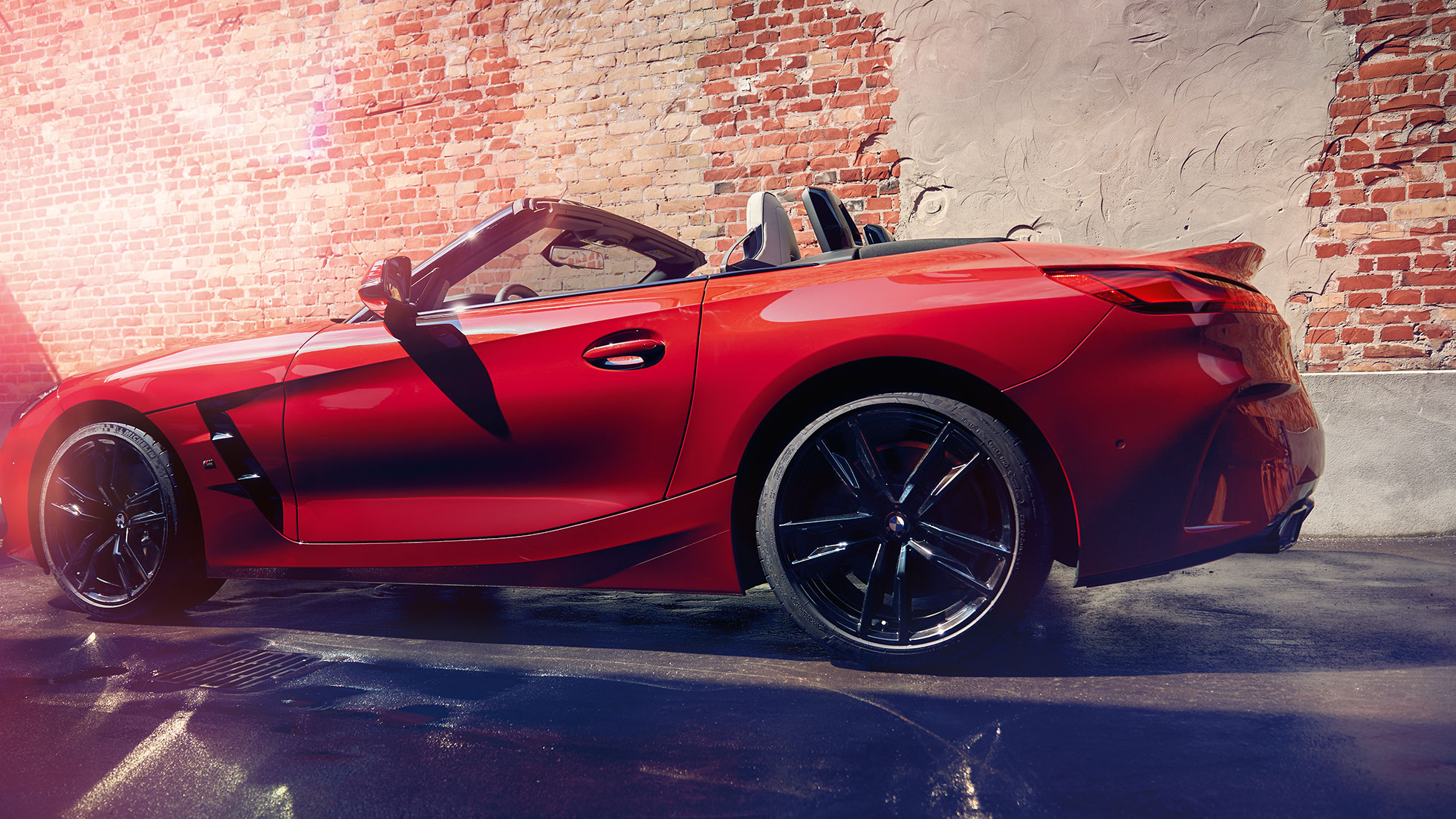 Боковой снимок BMW Z4 Roadster Боковой снимок BMW Z4 Roadster перед кирпичной стеной
