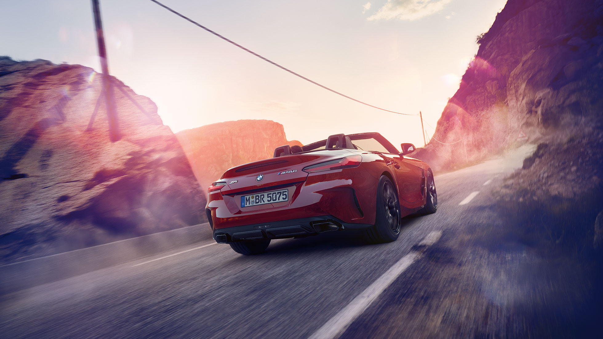 Снимок сзади BMW Z4 Roadster Снимок сзади BMW Z4 Roadster на проселочной дороге