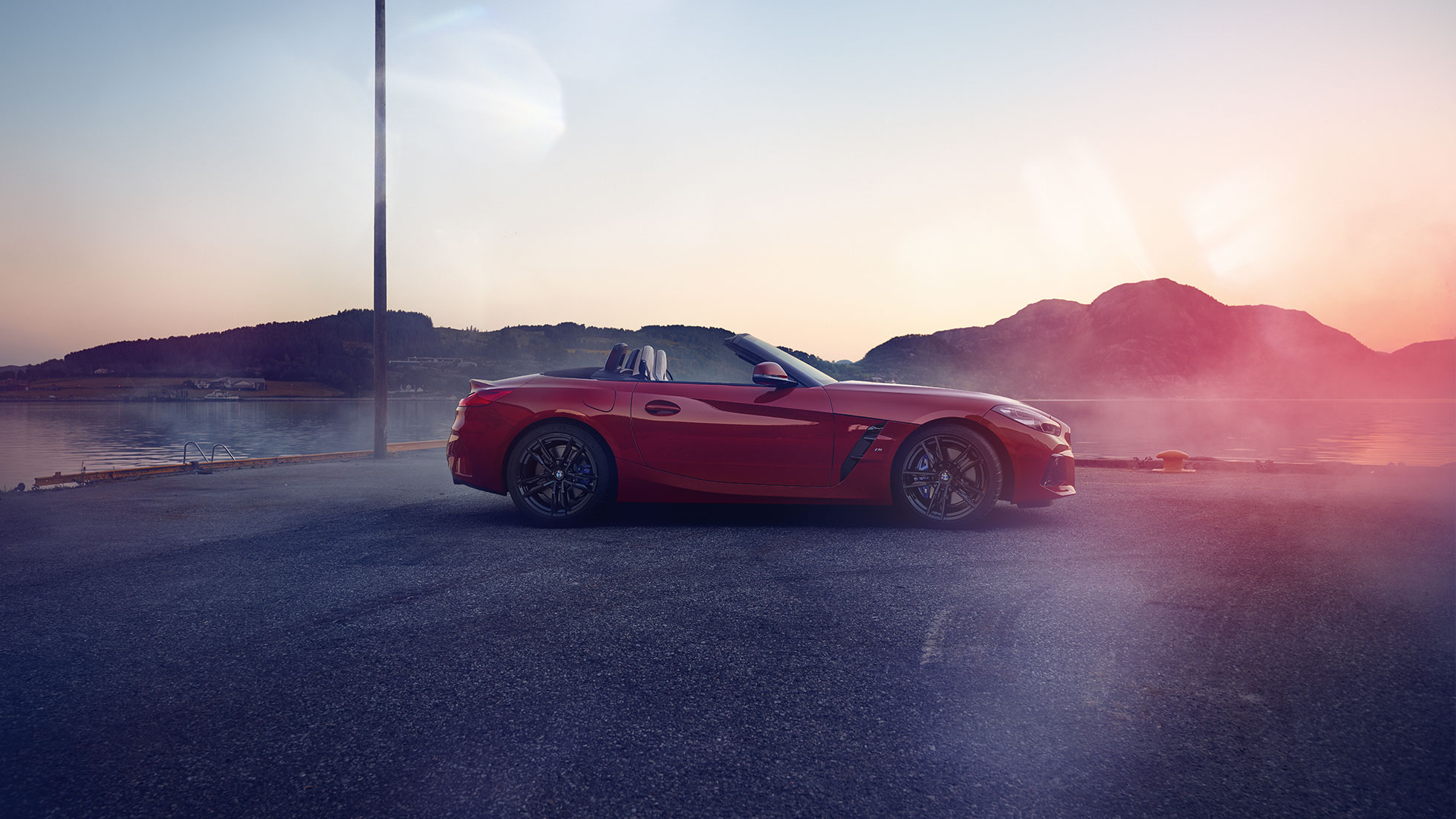 Боковой снимок BMW Z4 Родстер Боковой снимок BMW Z4 Родстер перед видом на горы