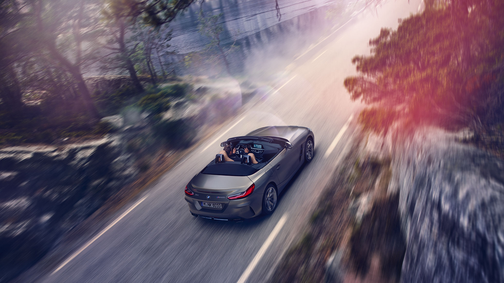 BMW Z4 Roadster сверху Серый BMW Z4 Roadster в движении сверху