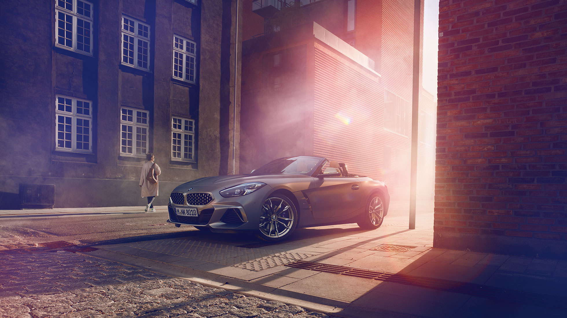 BMW Z4 Родстер на улице Серый BMW Z4 Родстерна улице перед домом