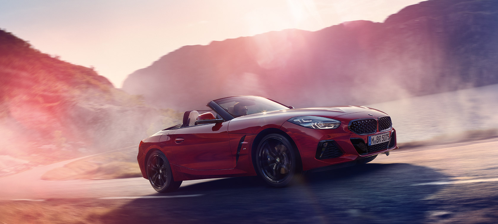 BMW Z4 Родстер на ходу BMW Z4 Родстер поднимается на холм