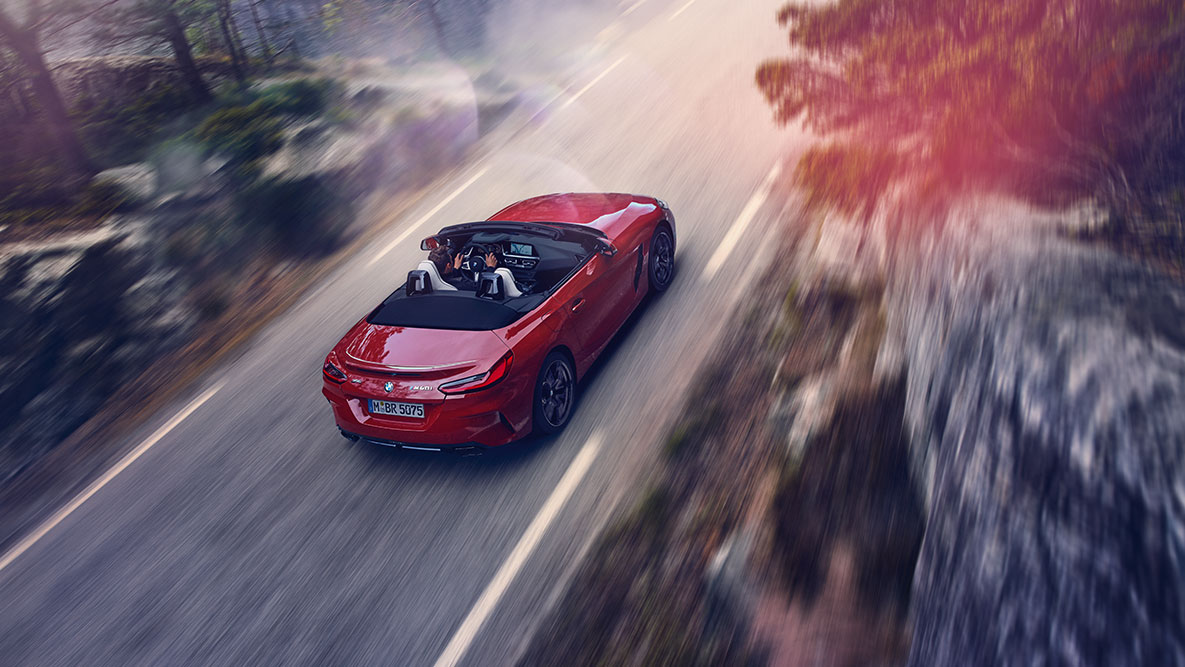 BMW Z4 Родстер снимок вождения BMW Z4 Roadster в движении с высоты птичьего полета