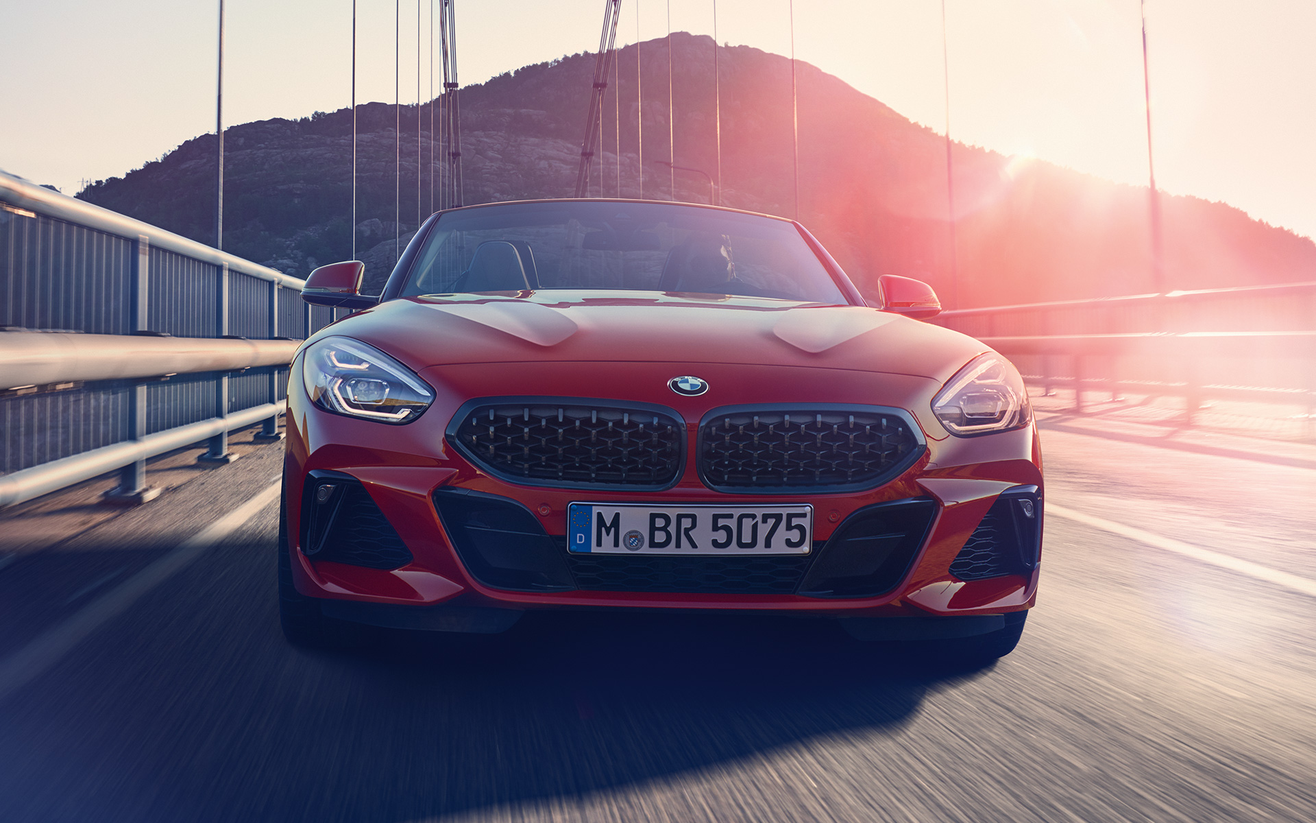 BMW Z4 Roadster (G29) на мосту BMW Z4 Roadster (G29) вид спереду на мосту