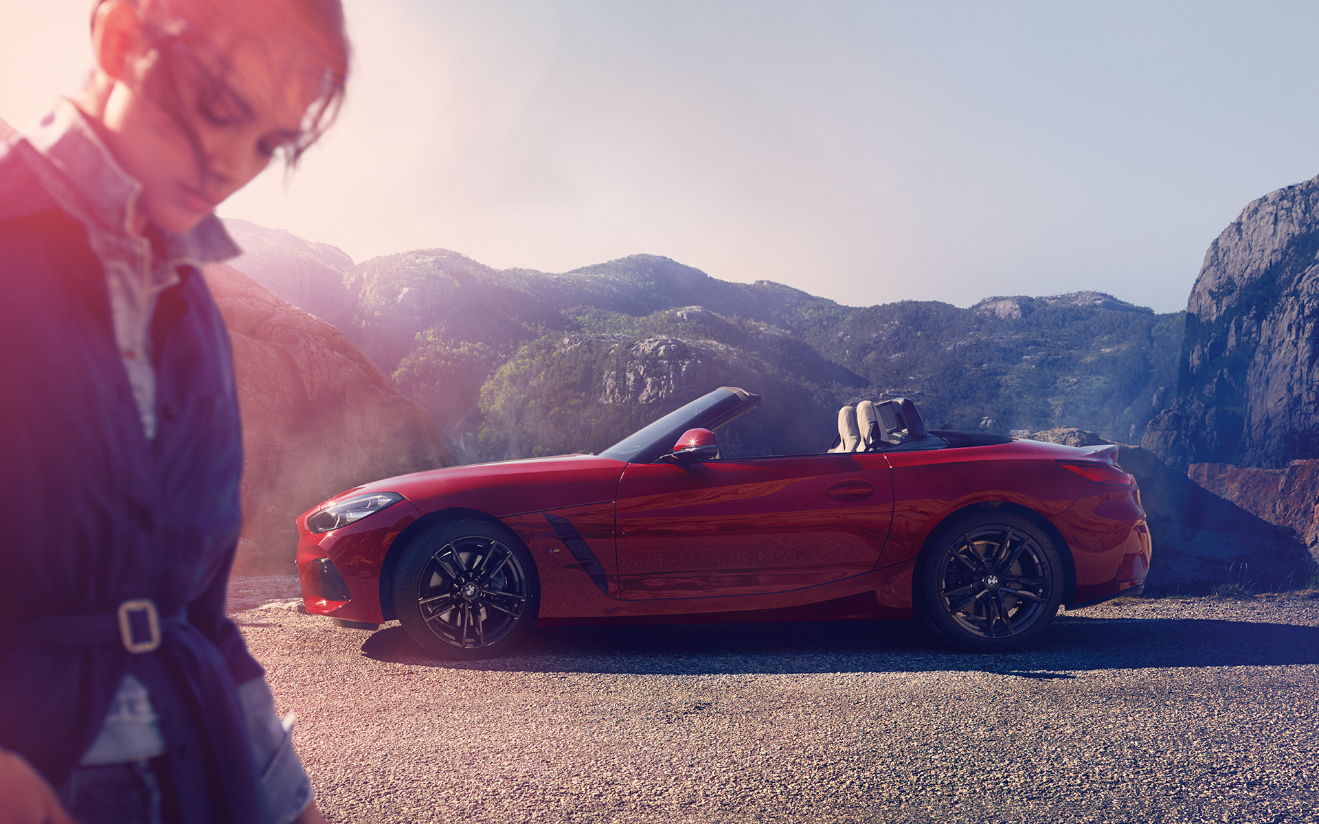 BMW Z4 Roadster G29 на фоні гір Модель біля BMW Z4 Roadster G29 на фоні гір