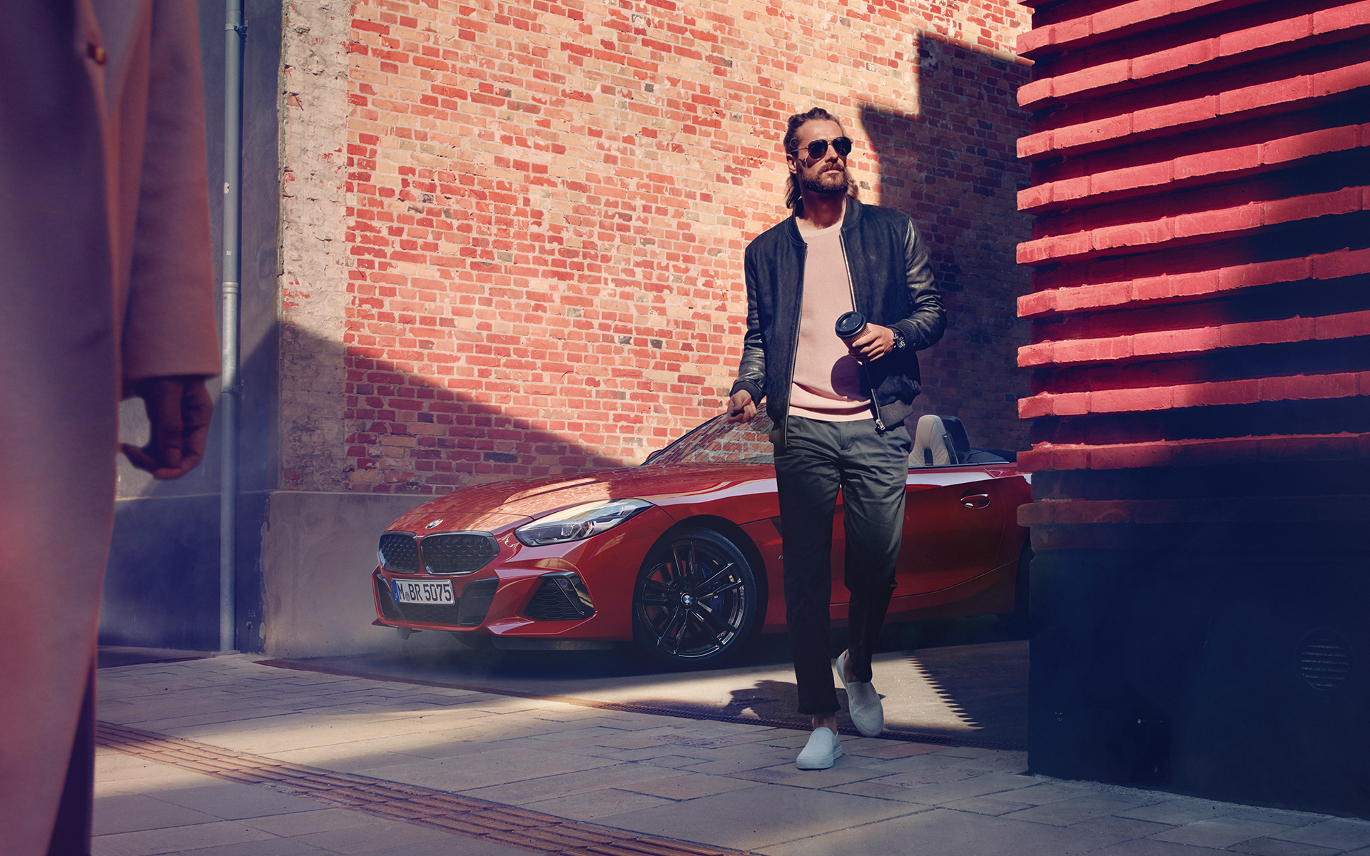 BMW Z4 Roadster (G29) в провулку Чоловік в провулку перед BMW Z4 Roadster (G29)