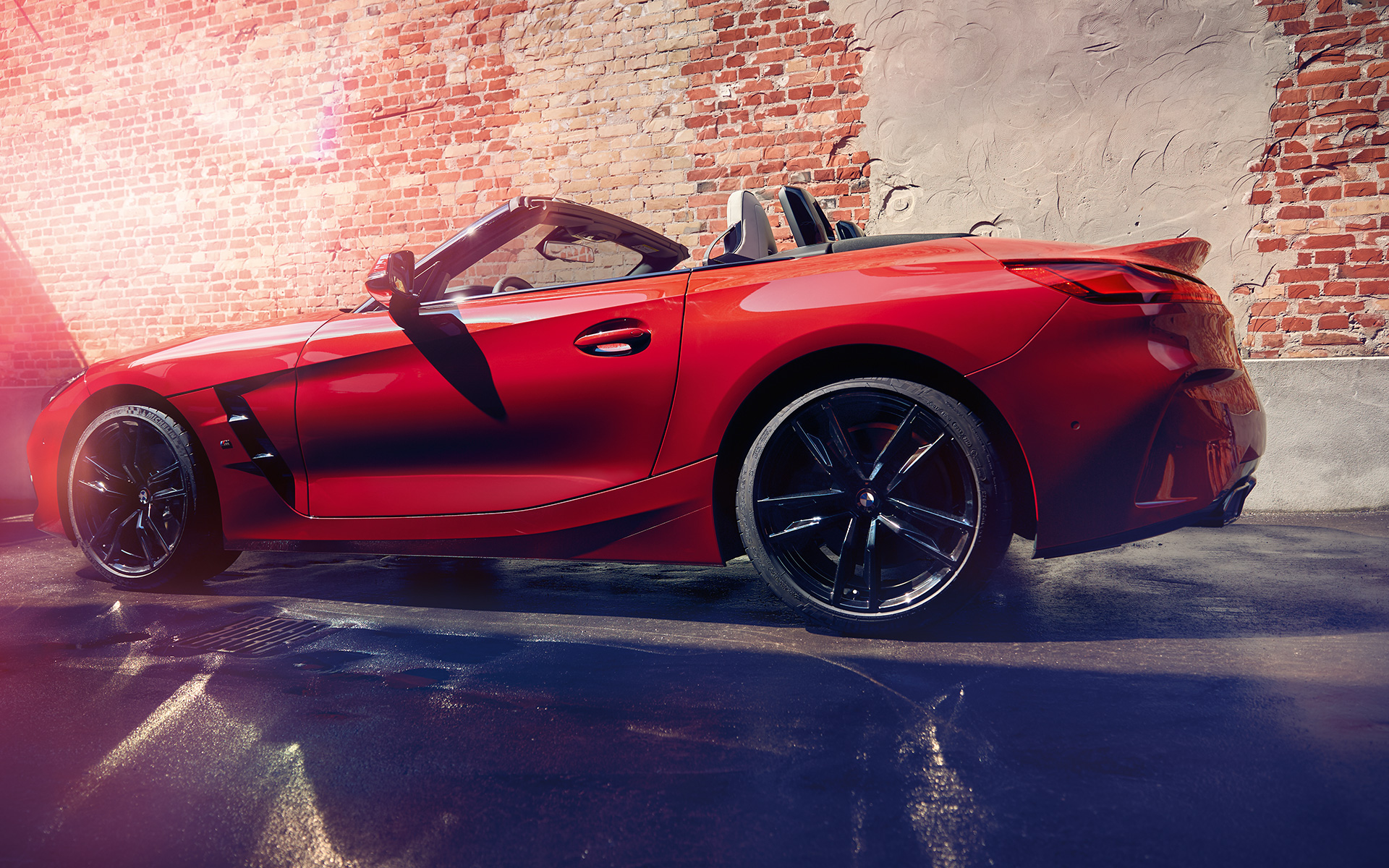 Вид збоку BMW Z4 Roadster (G29) Вид збоку BMW Z4 Roadster (G29) на фоні цегляної стіни