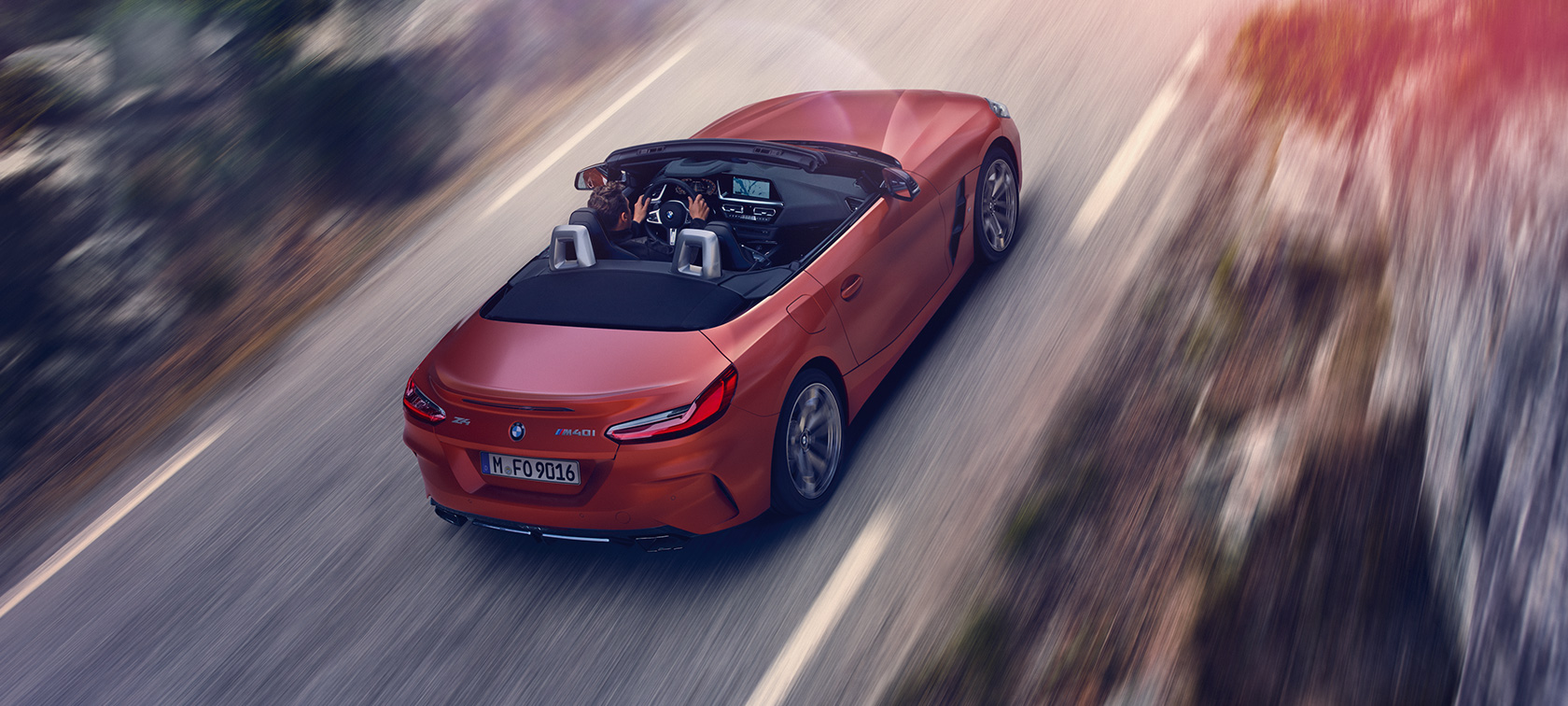 BMW Z4 Roadster (G29), вид ззаду з поворотом у три чверті з висоти пташиного польоту під час руху BMW Z4 Roadster (G29), вид ззаду з поворотом у три чверті з висоти пташиного польоту під час руху