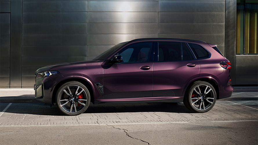 BMW X5 M60i G05 в кольорі BMW Individual Mora metallic, 2/3 вид збоку, припаркований