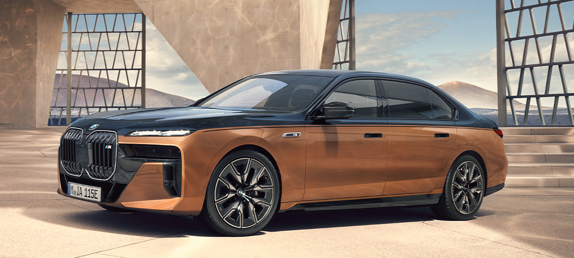 BMW 7 серії G70 BMW Individual Liquid Copper BMW 7 серії G70 BMW Individual Liquid Copper, вид спереду в три чверті на місці