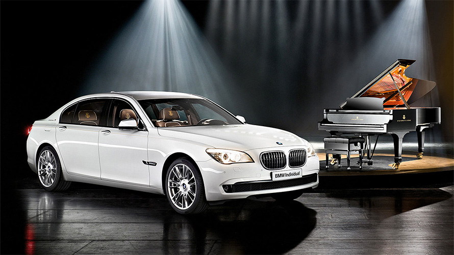 BMW Individual 7 серії Composition, натхненний Steinway & Sons, F01 2010 BMW, вид збоку в три чверті перед піаніно