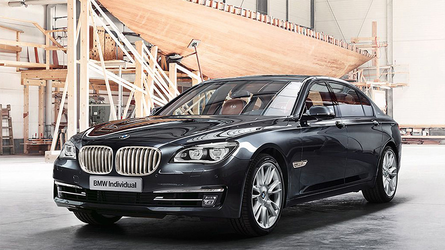 BMW Individual 760Li Sterling, натхненний ROBBE & BERKING F01 2013, вид спереду в три чверті перед вітрильною яхтою в залі корабельні