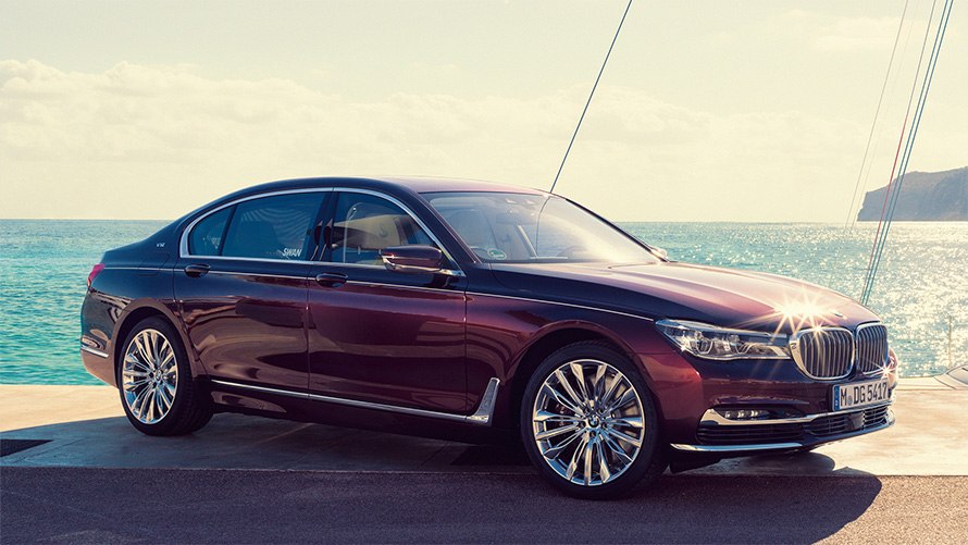 BMW Individual M760Li, натхненний Nautor's Swan G12 2017, вид збоку в три чверті на пірсі перед вітрильною яхтою